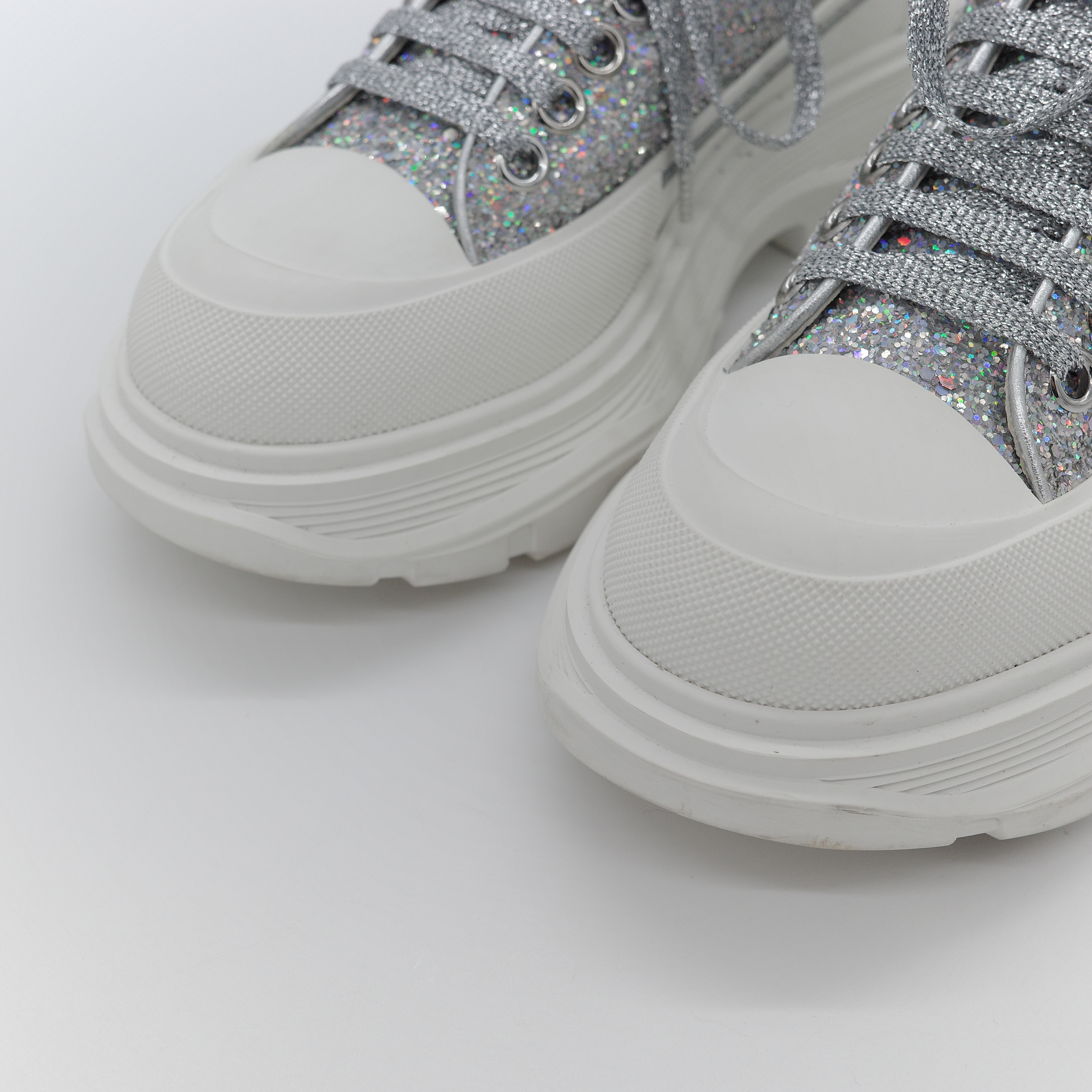 Alexander McQueen 亞歷山大·麥昆 Tread Slick 全銀亮粉 Holo Silver Glitter 亮面織物 繫帶後底運動鞋-3