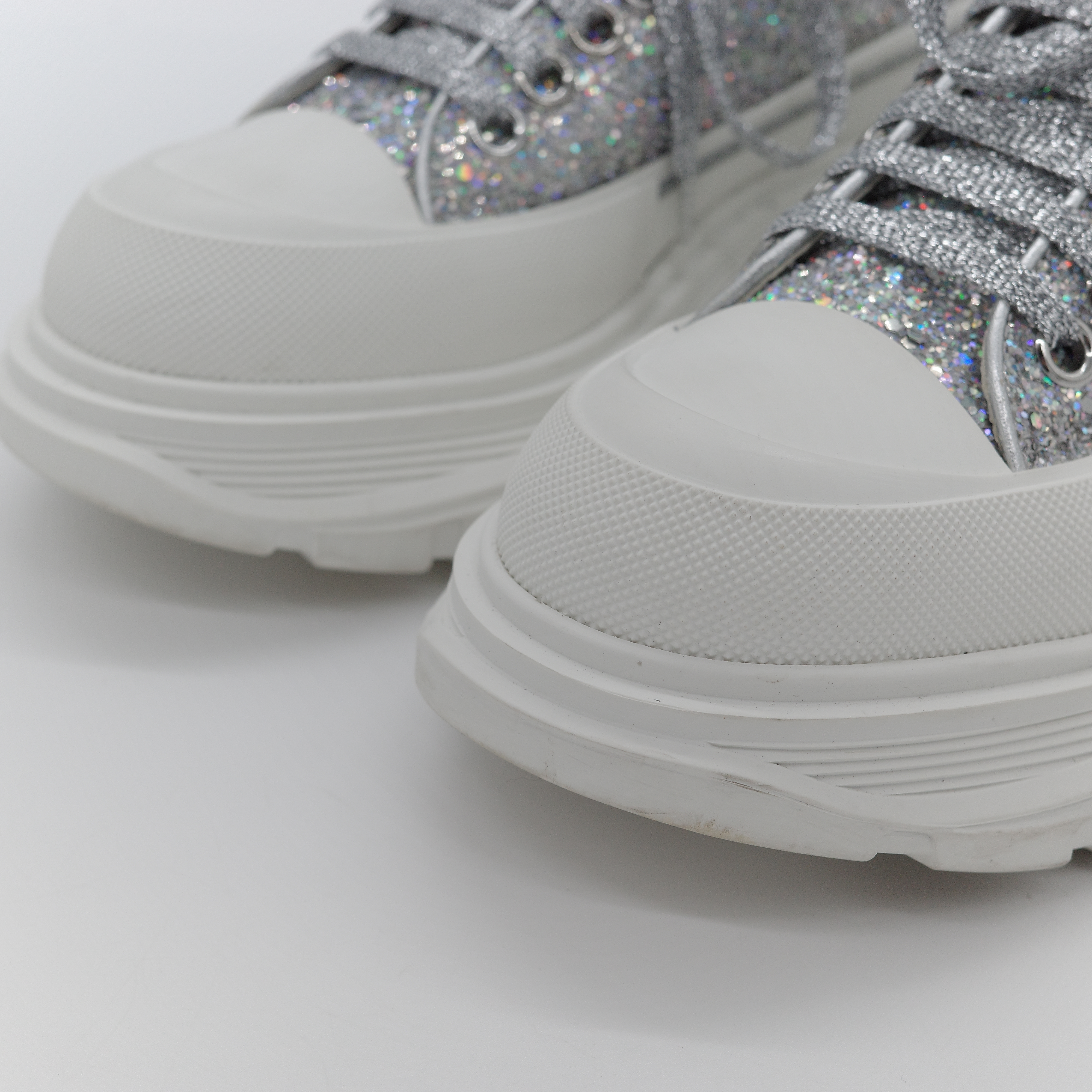 Alexander McQueen 亞歷山大·麥昆 Tread Slick 全銀亮粉 Holo Silver Glitter 亮面織物 繫帶後底運動鞋-4