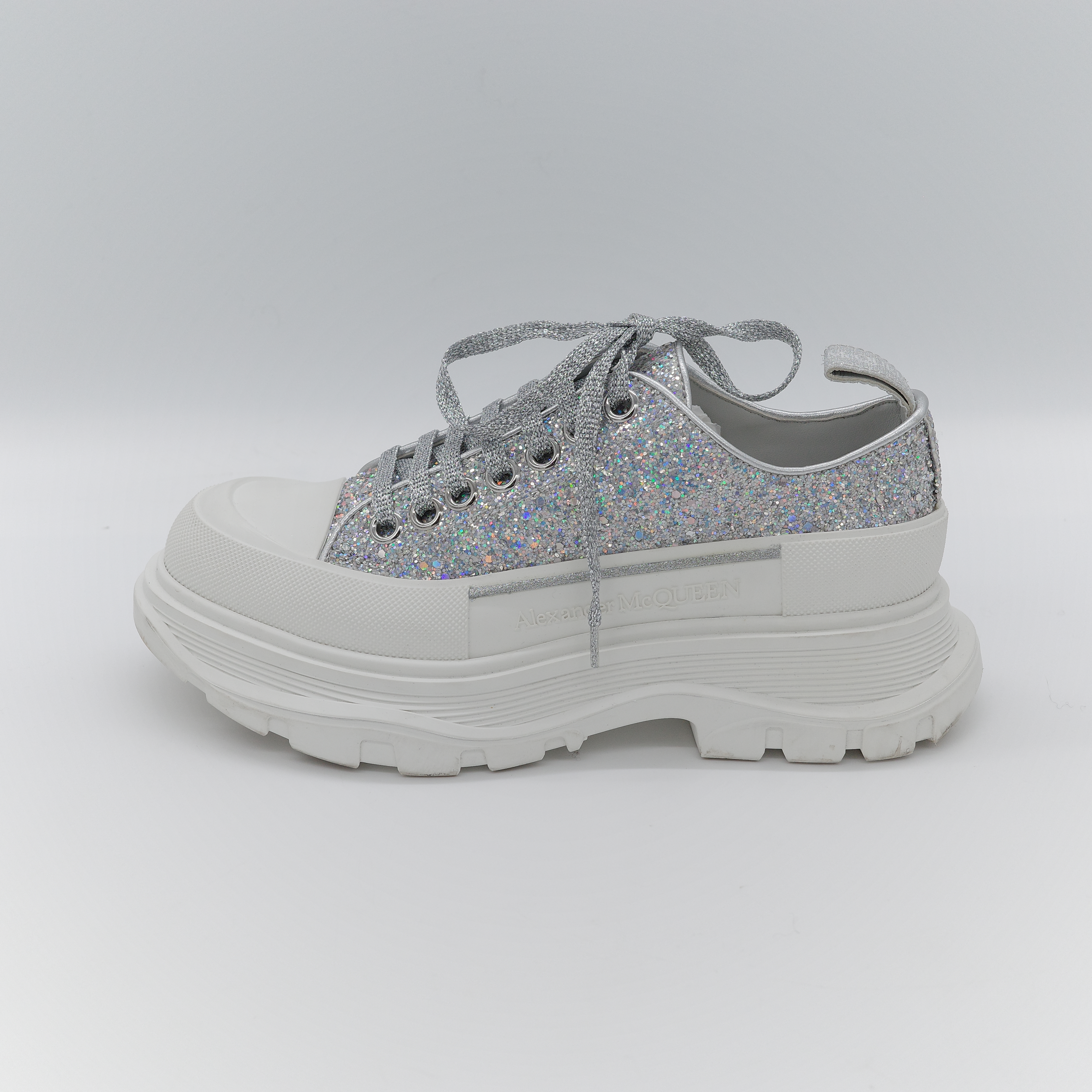 Alexander McQueen 亞歷山大·麥昆 Tread Slick 全銀亮粉 Holo Silver Glitter 亮面織物 繫帶後底運動鞋-5
