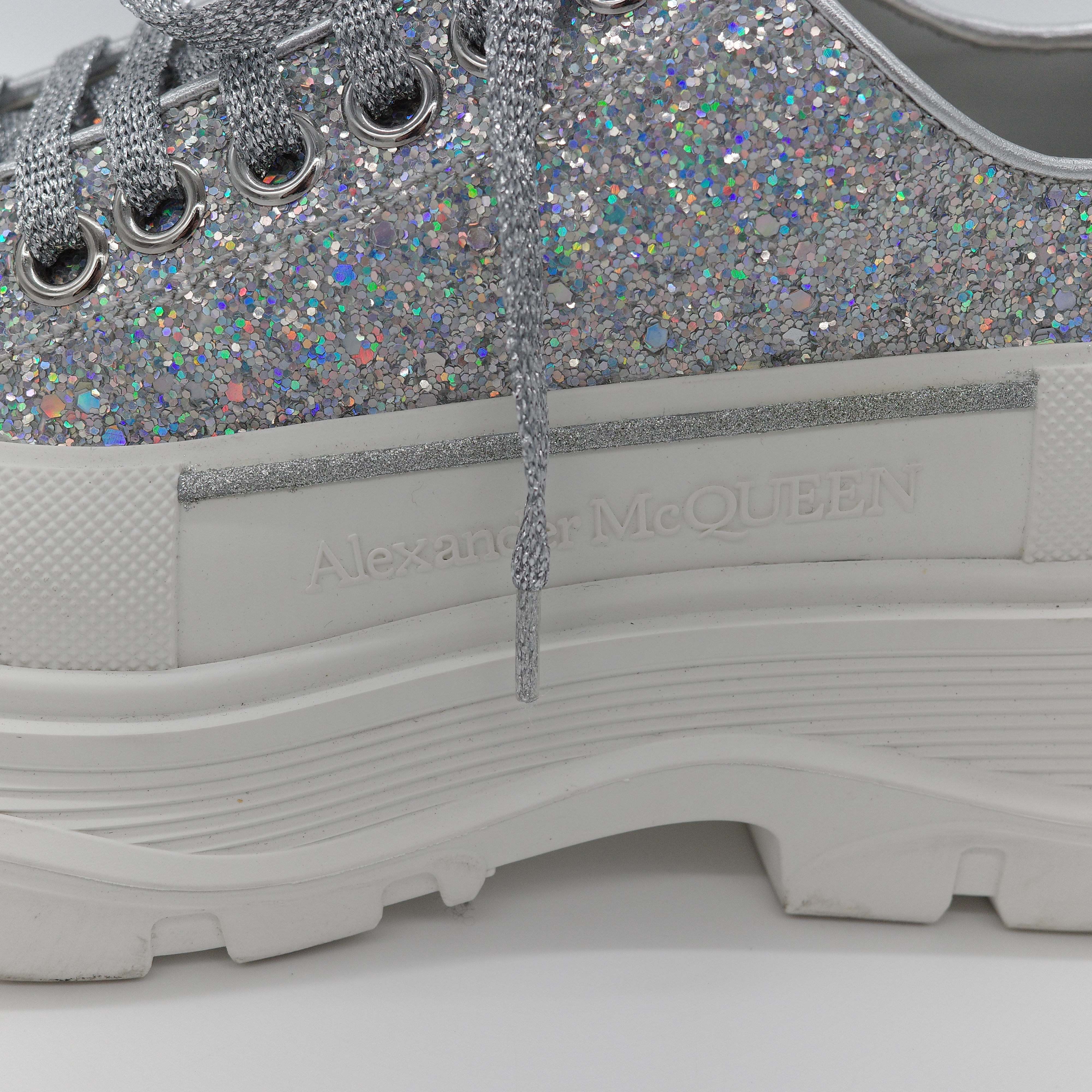 Alexander McQueen 亞歷山大·麥昆 Tread Slick 全銀亮粉 Holo Silver Glitter 亮面織物 繫帶後底運動鞋-6