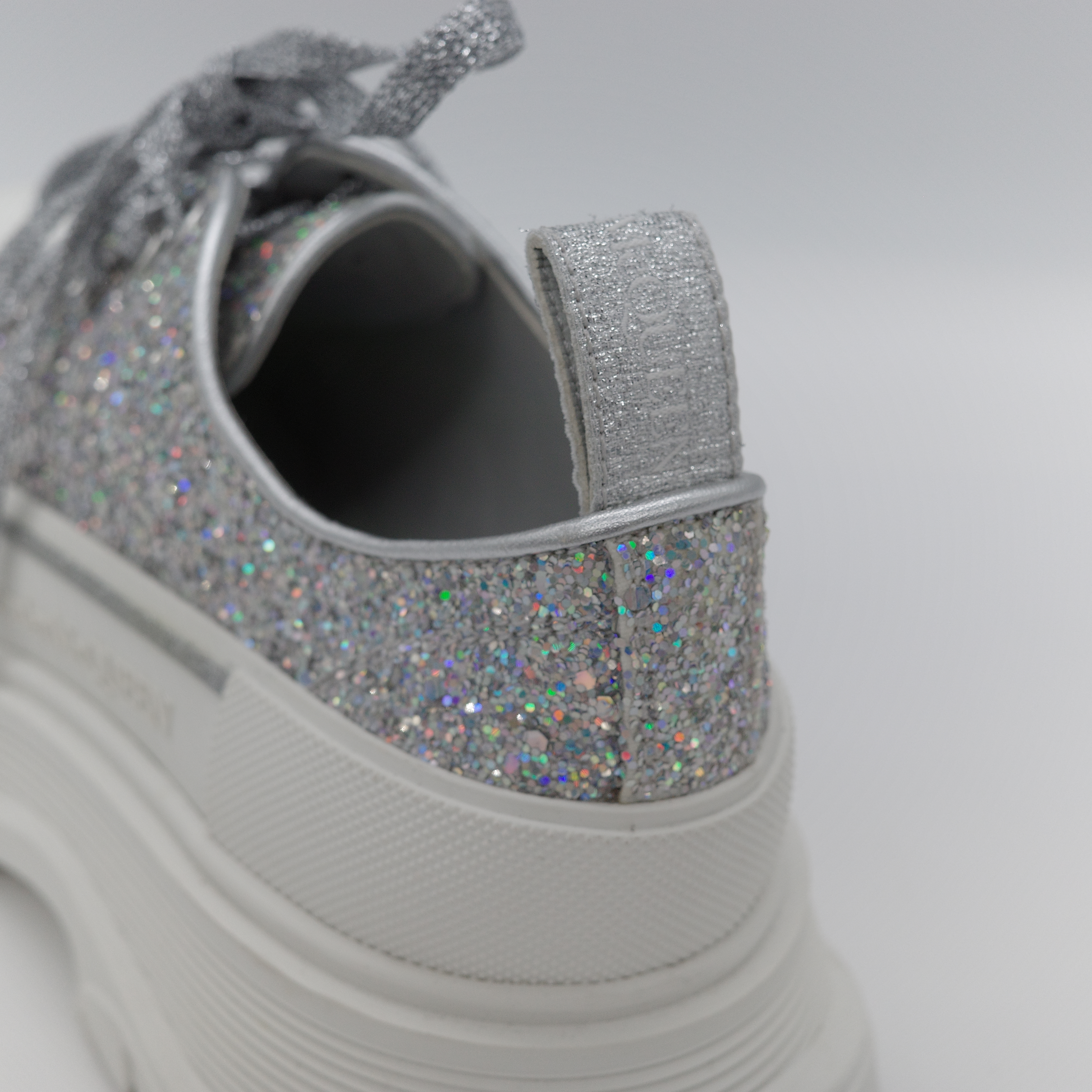 Alexander McQueen 亞歷山大·麥昆 Tread Slick 全銀亮粉 Holo Silver Glitter 亮面織物 繫帶後底運動鞋-7