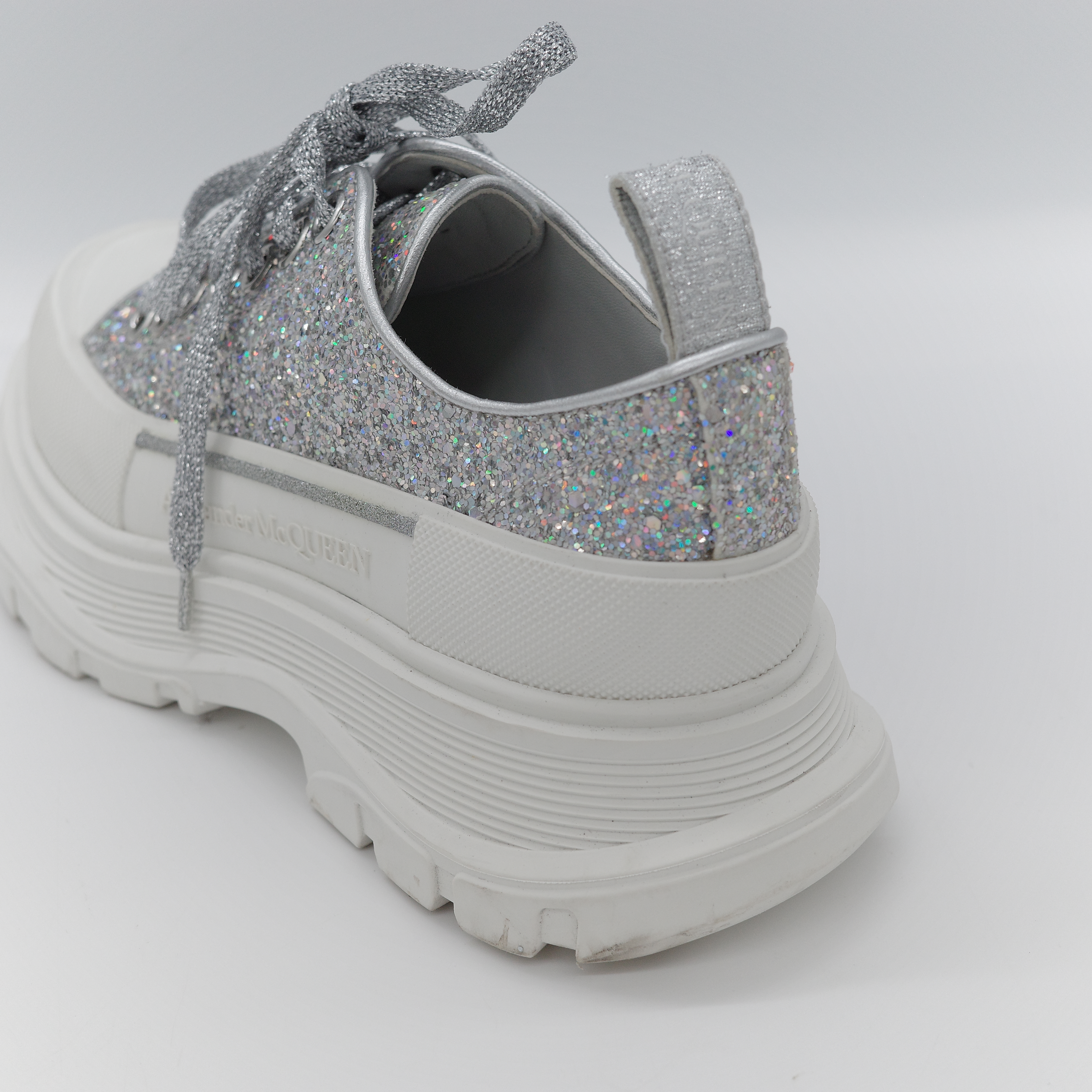 Alexander McQueen 亞歷山大·麥昆 Tread Slick 全銀亮粉 Holo Silver Glitter 亮面織物 繫帶後底運動鞋-8