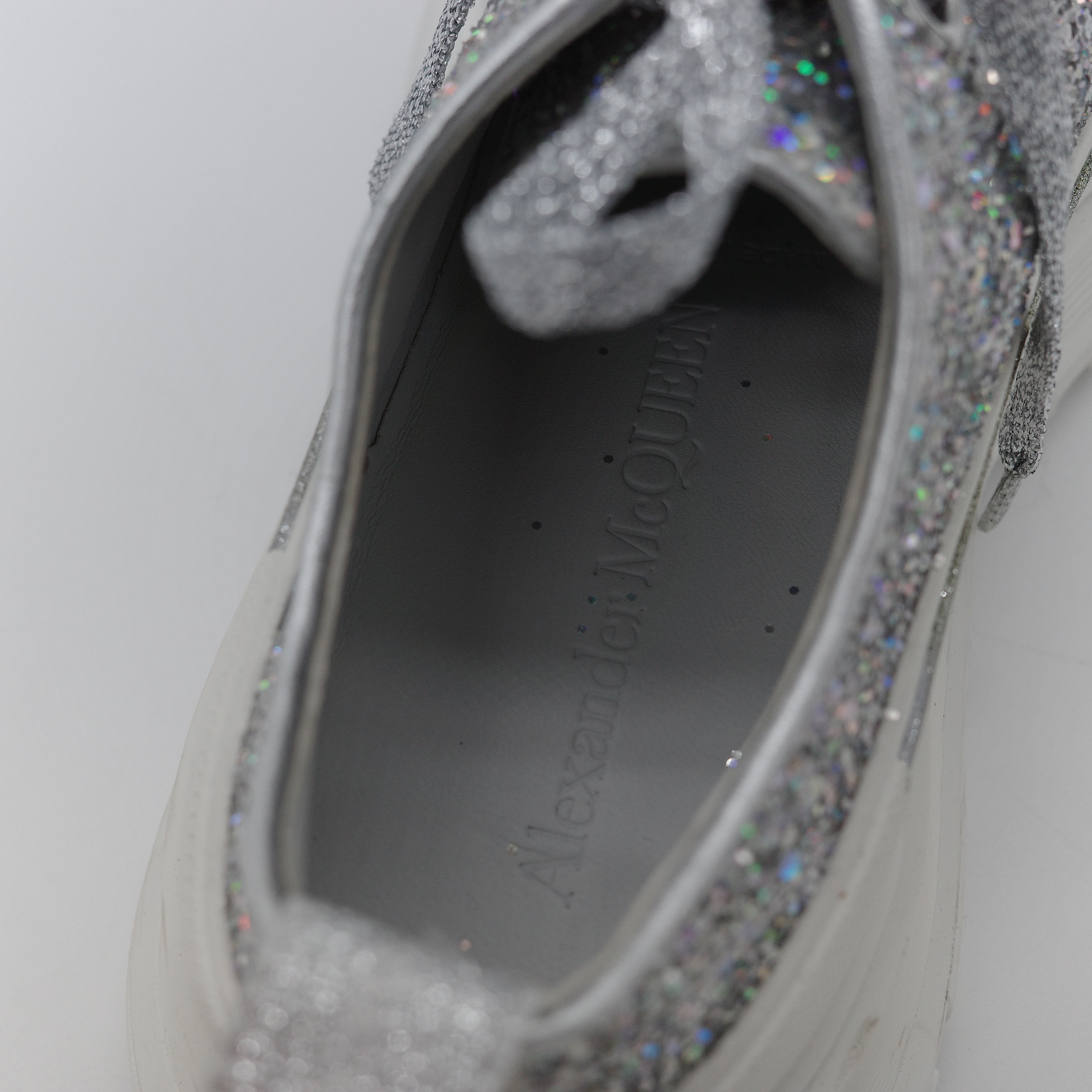 Alexander McQueen 亞歷山大·麥昆 Tread Slick 全銀亮粉 Holo Silver Glitter 亮面織物 繫帶後底運動鞋-10