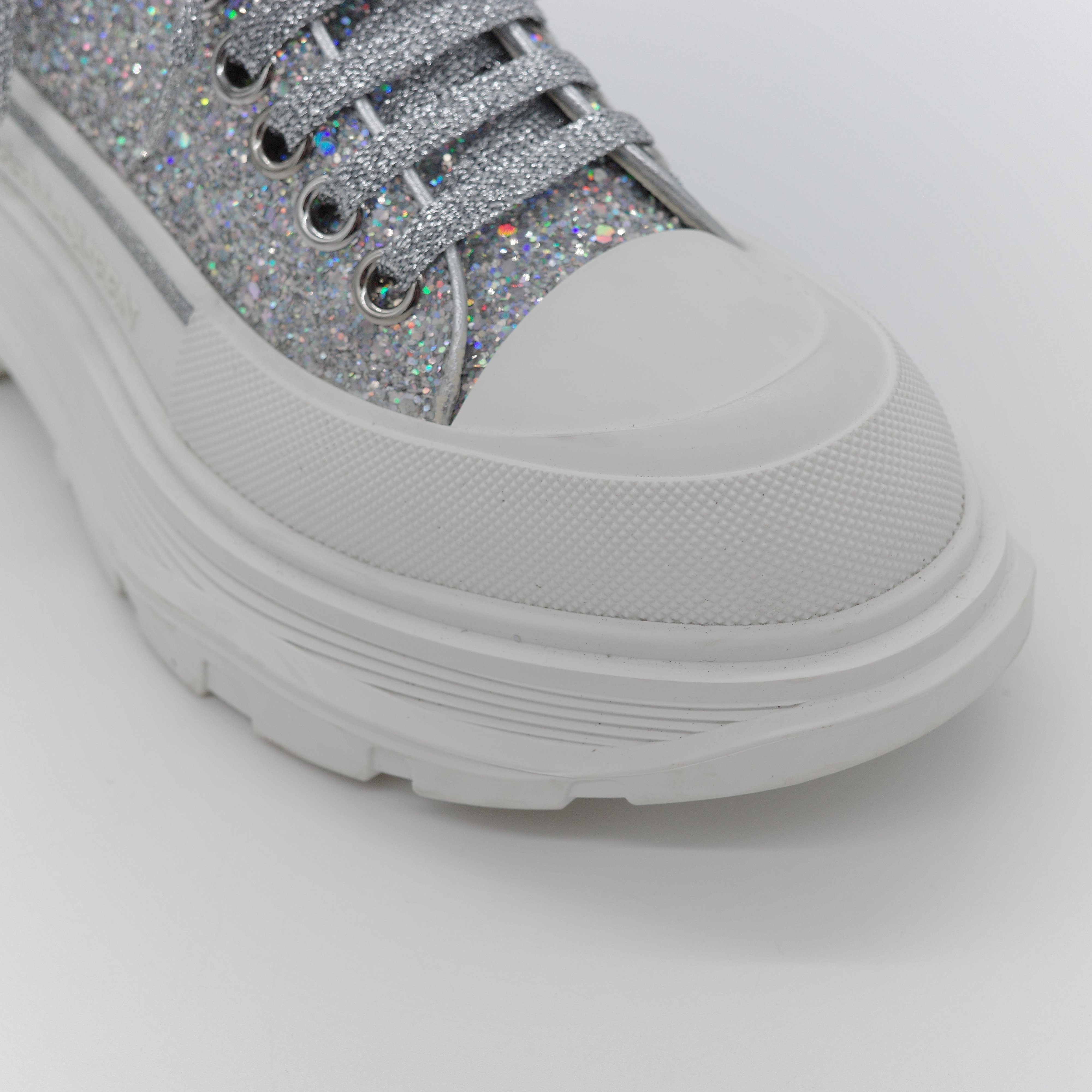 Alexander McQueen 亞歷山大·麥昆 Tread Slick 全銀亮粉 Holo Silver Glitter 亮面織物 繫帶後底運動鞋-16