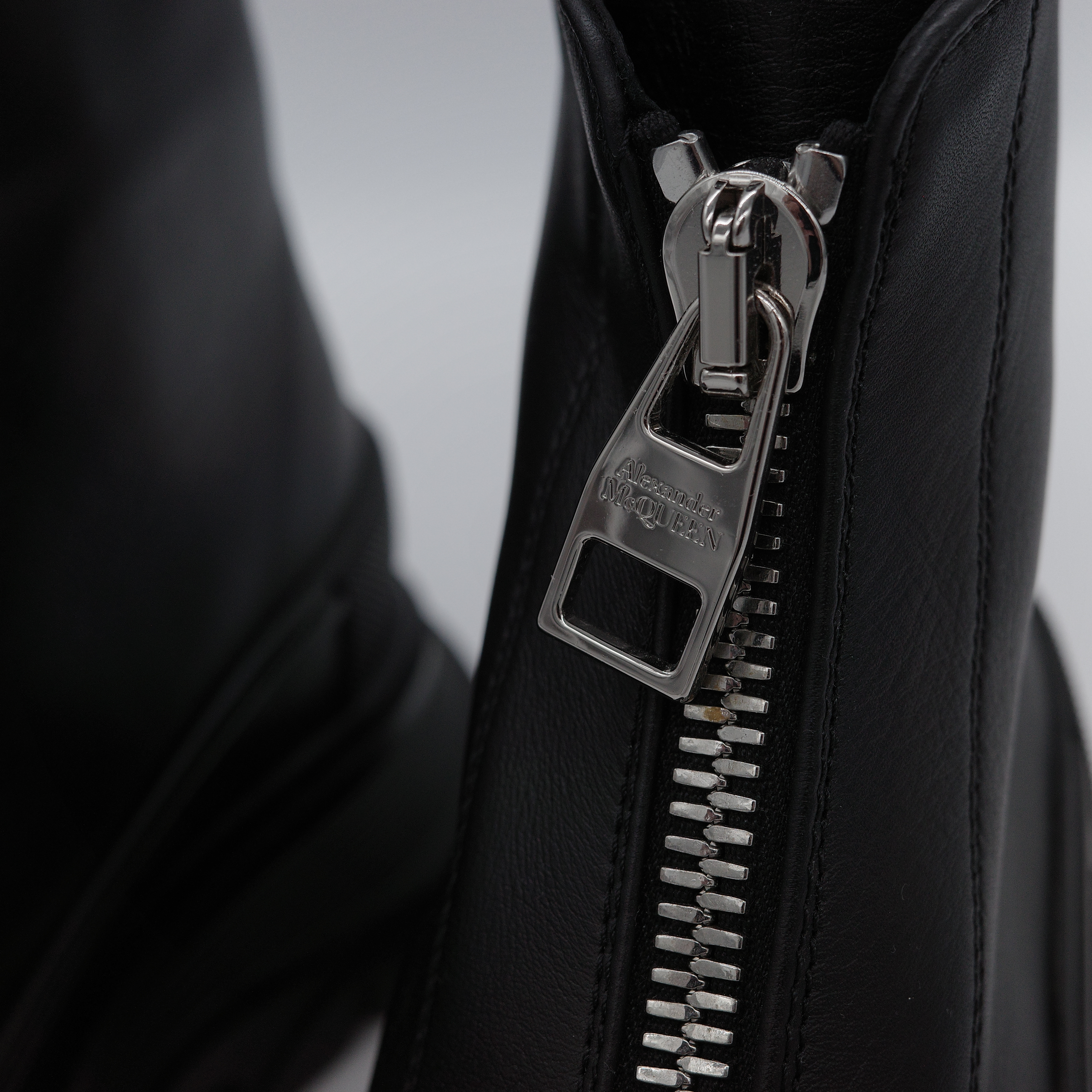 Alexander McQueen 亞歷山大·麥昆 Tread Slick 黑色 小牛皮 拉鍊式短靴-5