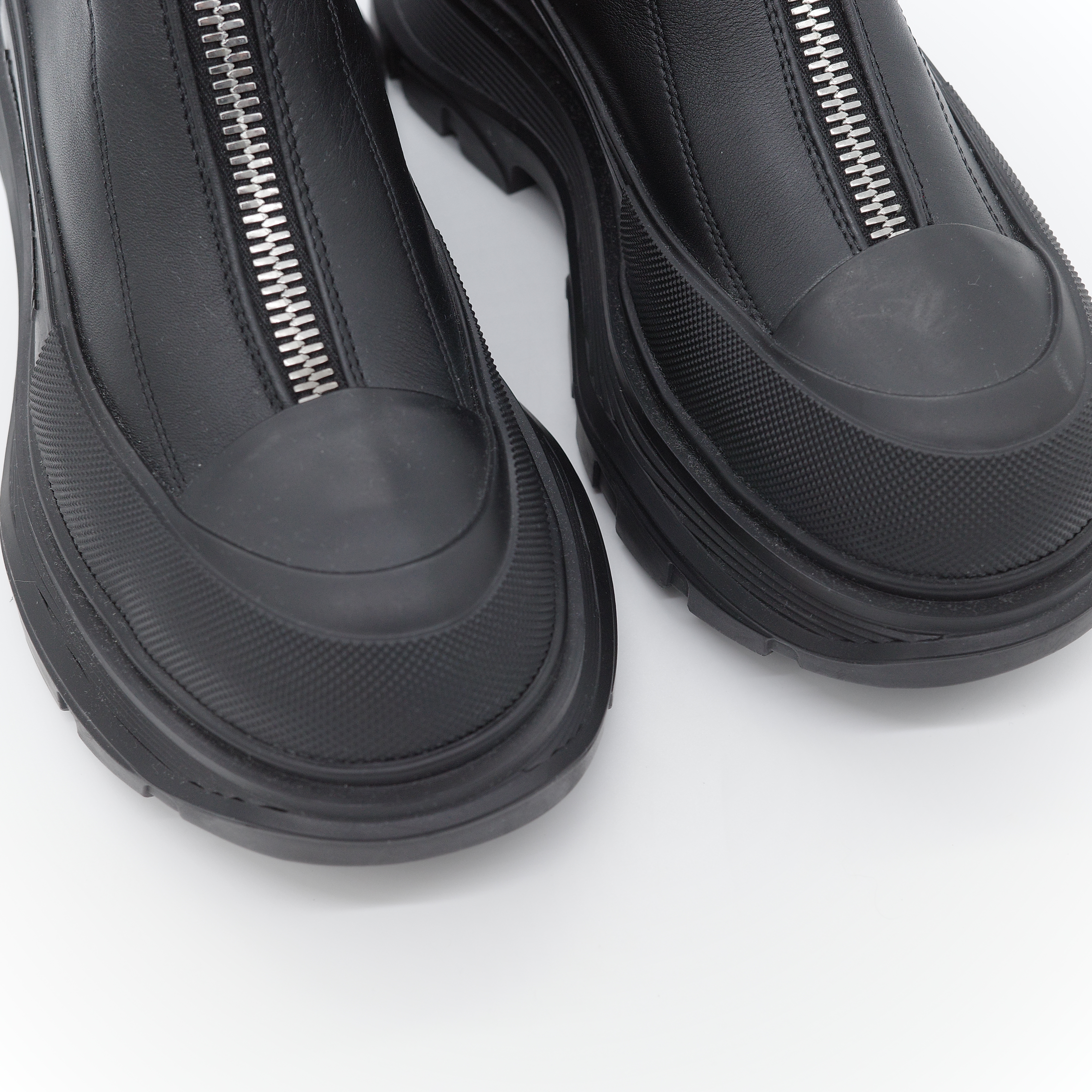 Alexander McQueen 亞歷山大·麥昆 Tread Slick 黑色 小牛皮 拉鍊式短靴-11