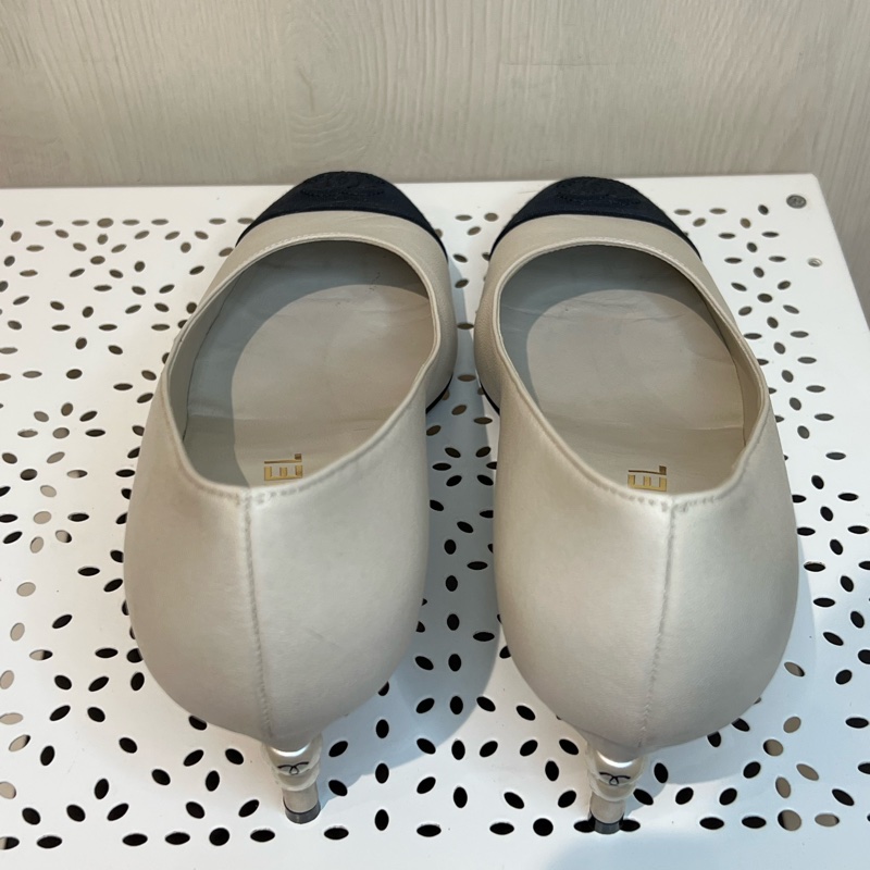 Chanel 氣質白月光 米白拼黑珍珠跟鞋-4