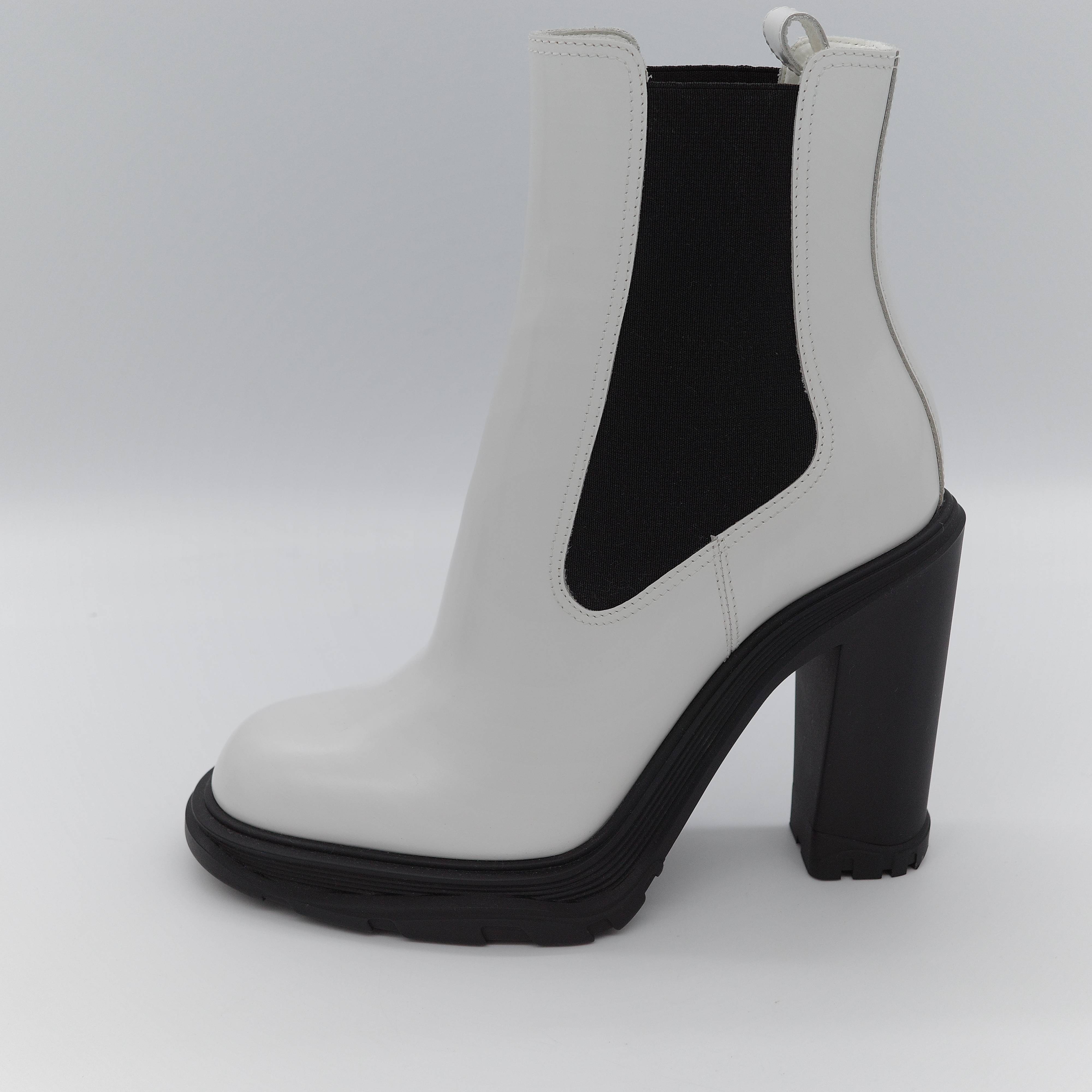 Alexander McQueen 亞歷山大·麥昆 Tread Heeled 白色 象牙色 皮革 粗跟切爾西靴-1