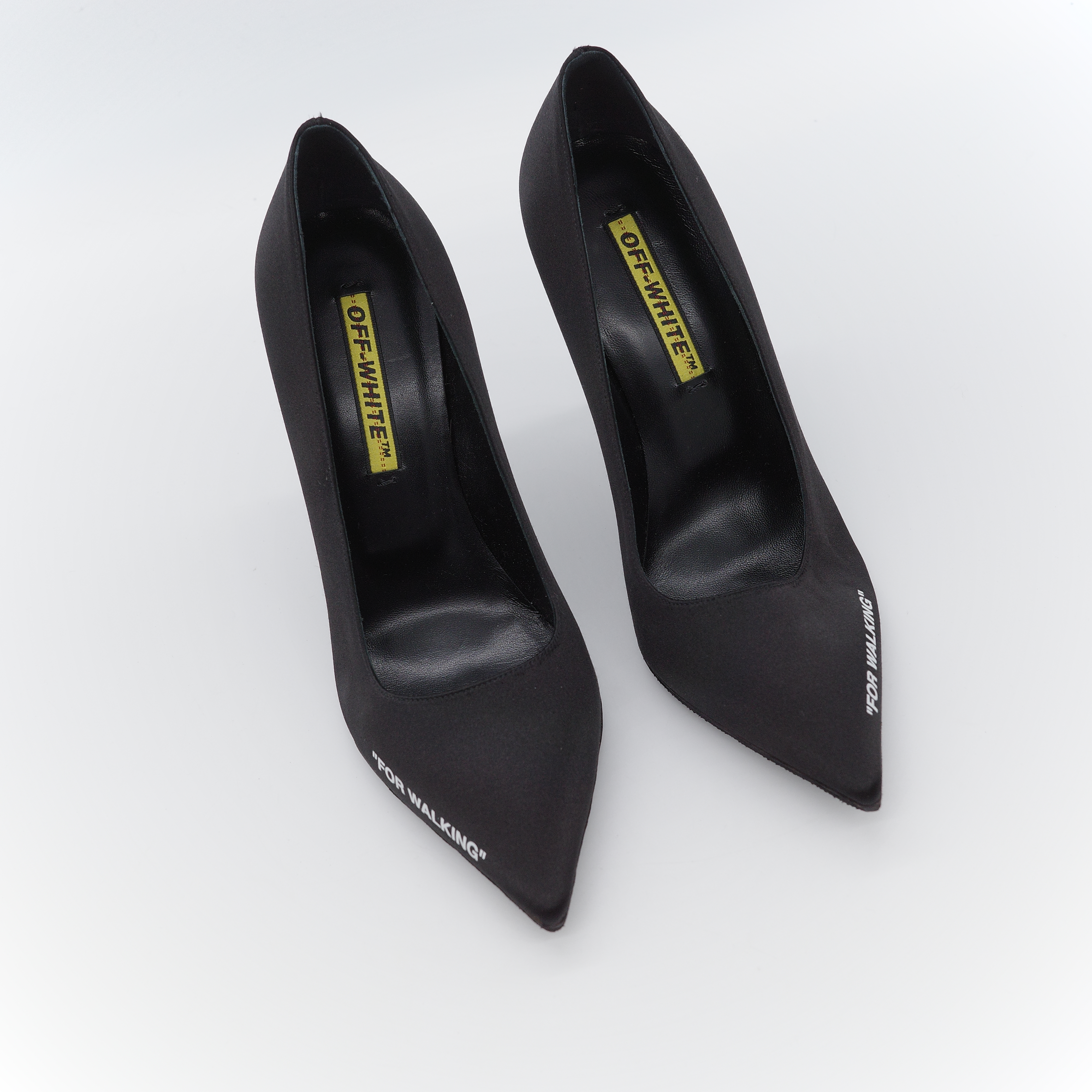 Off-White 歐法威 "FOR WALKING" 黑色 緞面 100mm 尖頭高跟鞋-1