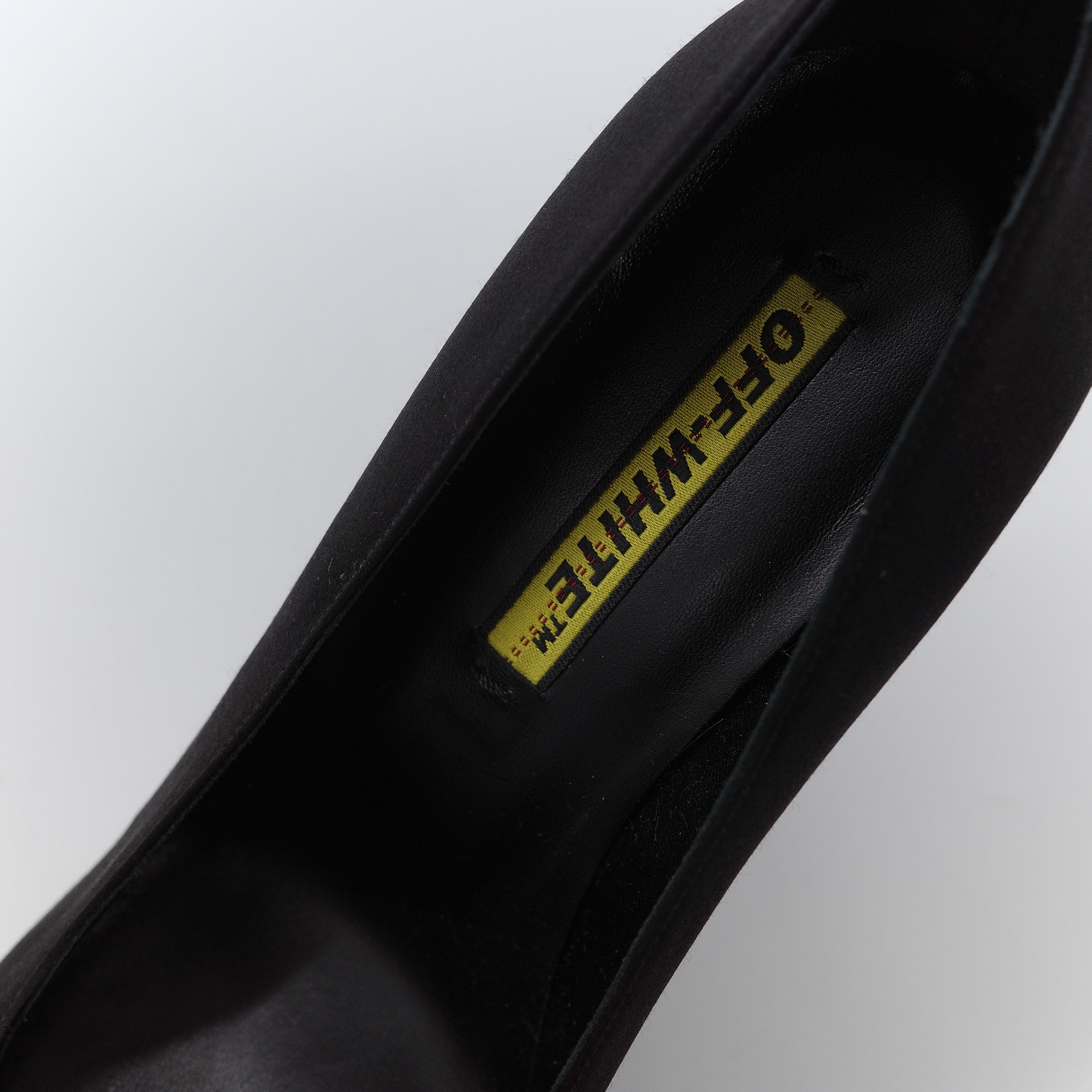 Off-White 歐法威 "FOR WALKING" 黑色 緞面 100mm 尖頭高跟鞋-2