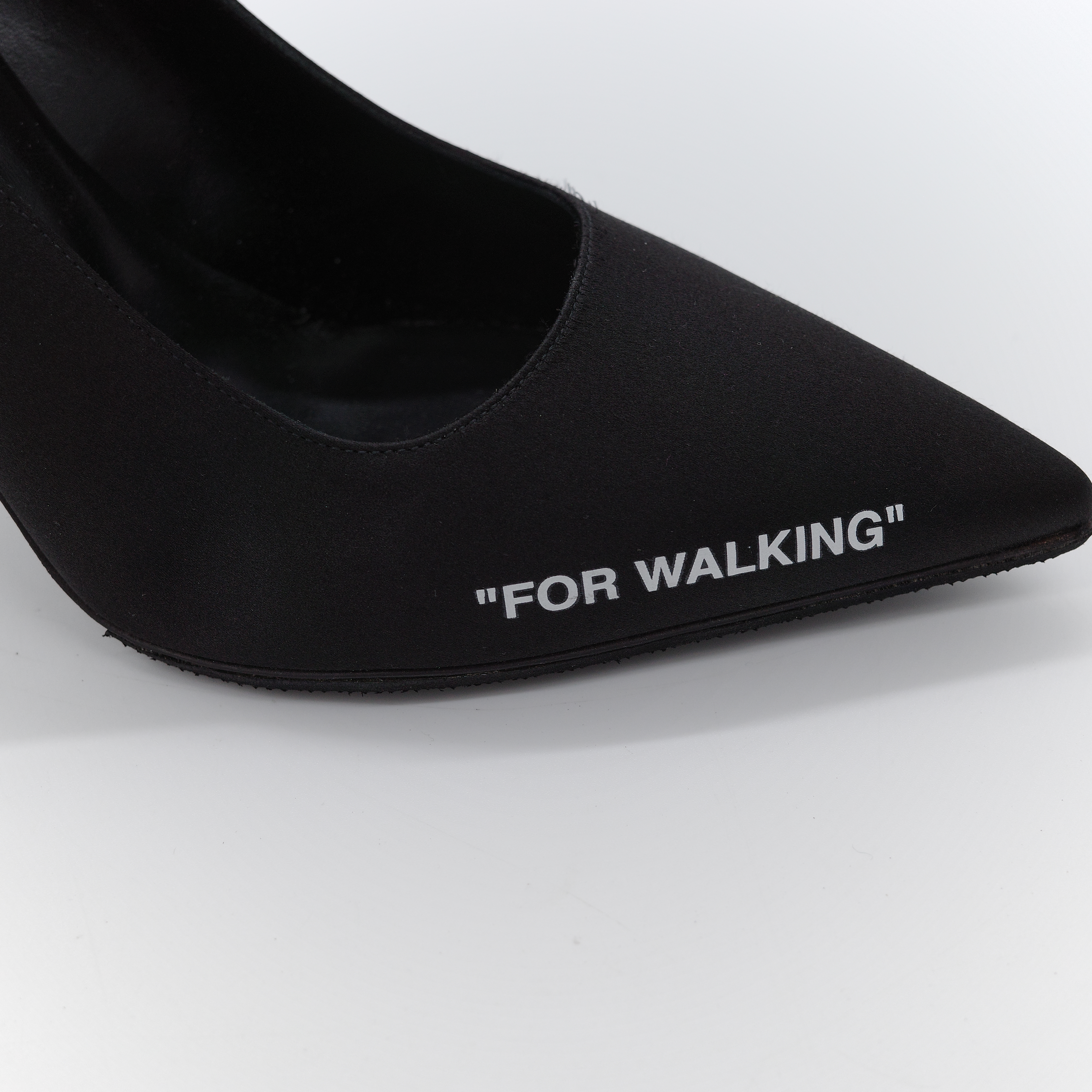 Off-White 歐法威 "FOR WALKING" 黑色 緞面 100mm 尖頭高跟鞋-5