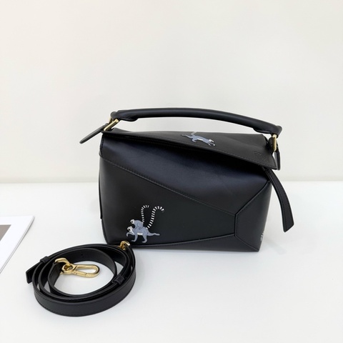 99新✨Loewe罗意威 Suna Fujita 联名狐猴puzzle 黑色小号手提包斜背包單肩包 牛皮肩带可拆卸款 💛正品保障