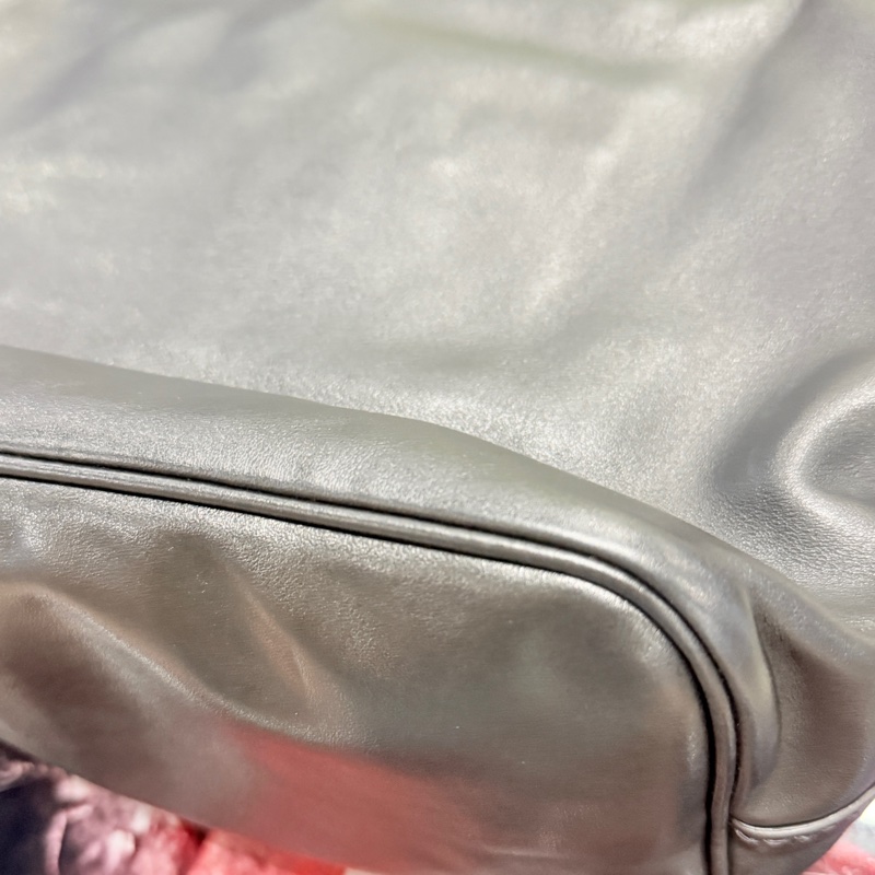 男女用都超好看的PRADA黑色牛皮肩背包-13