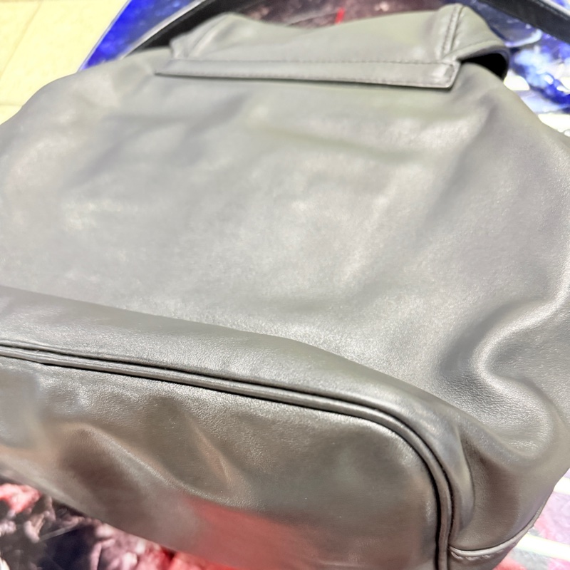 男女用都超好看的PRADA黑色牛皮肩背包-3