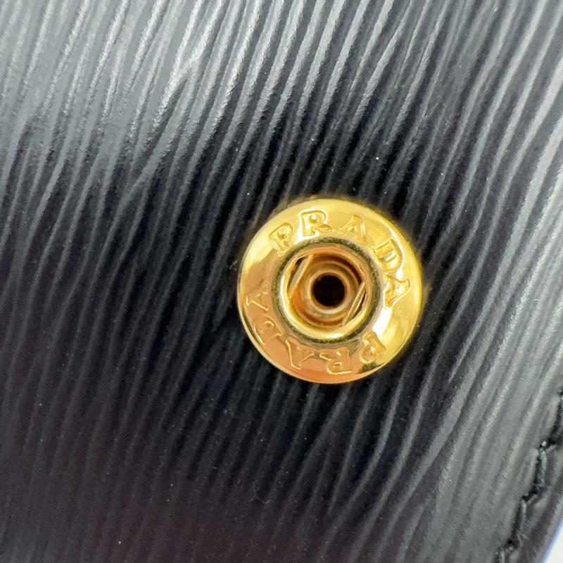 Prada黑色水波紋牛皮金三角牌附證件卡套下蓋雙釦長夾1MH132-16