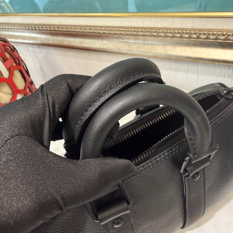 LV 黑原花拼黑牛皮Keepall Bandouliere25黑釦一字拉手提肩斜背包M28369-6