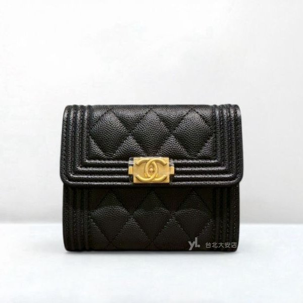 A13037-CHANEL BOY 黑色荔枝牛皮金釦三折短夾A80734-0