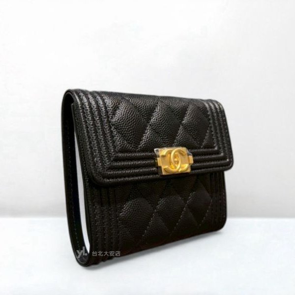 A13037-CHANEL BOY 黑色荔枝牛皮金釦三折短夾A80734-1
