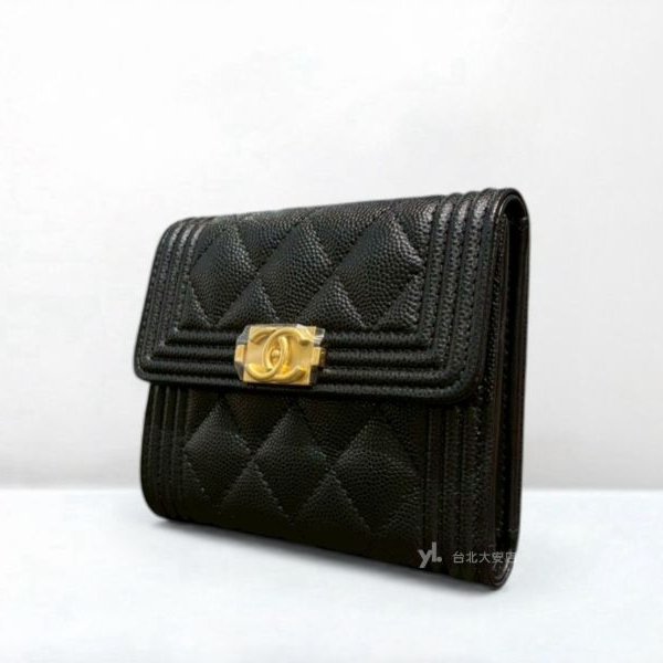 A13037-CHANEL BOY 黑色荔枝牛皮金釦三折短夾A80734-2