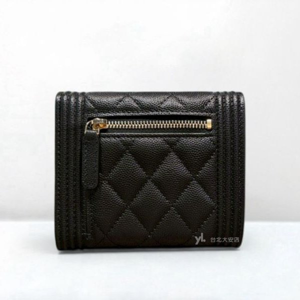 A13037-CHANEL BOY 黑色荔枝牛皮金釦三折短夾A80734-3