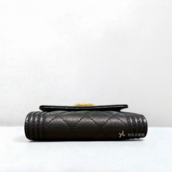 A13037-CHANEL BOY 黑色荔枝牛皮金釦三折短夾A80734-4
