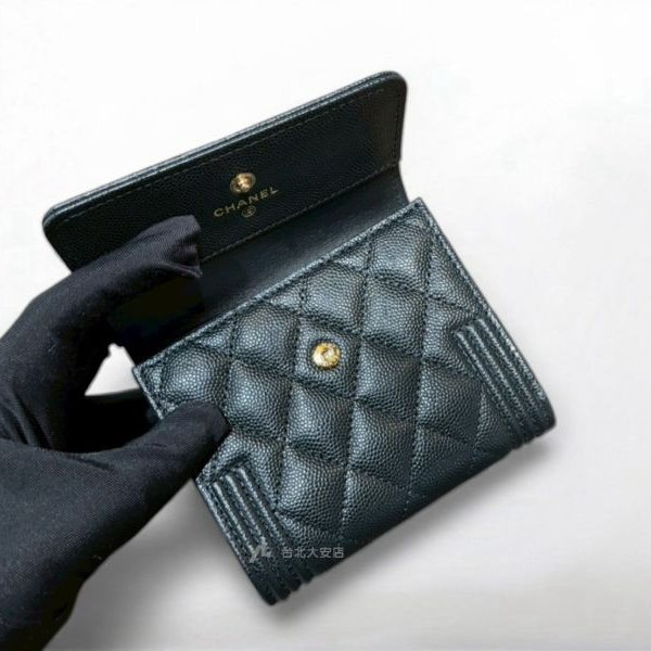 A13037-CHANEL BOY 黑色荔枝牛皮金釦三折短夾A80734-5