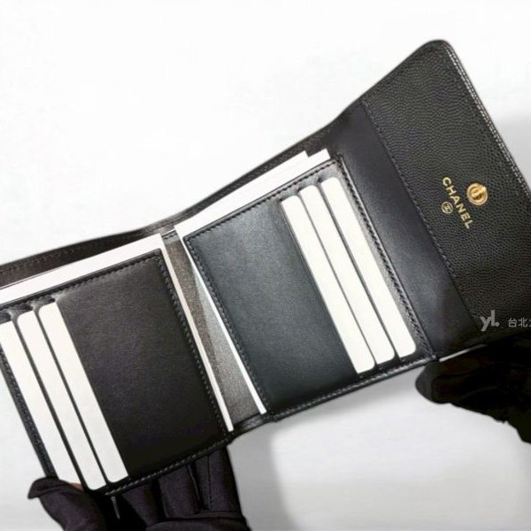 A13037-CHANEL BOY 黑色荔枝牛皮金釦三折短夾A80734-7