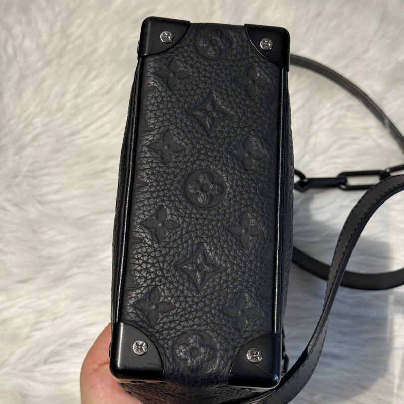 Louis Vuitton路易威登 Soft Trunk 黑色牛皮壓花mini trunk 軟盒子包芯片款 單肩 斜挎包。-1