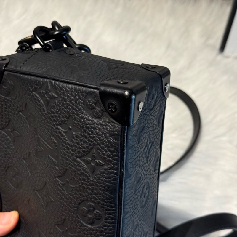 Louis Vuitton路易威登 Soft Trunk 黑色牛皮壓花mini trunk 軟盒子包芯片款 單肩 斜挎包。-4
