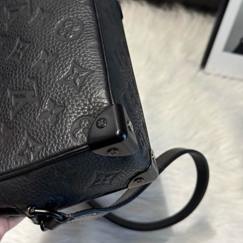 Louis Vuitton路易威登 Soft Trunk 黑色牛皮壓花mini trunk 軟盒子包芯片款 單肩 斜挎包。-5