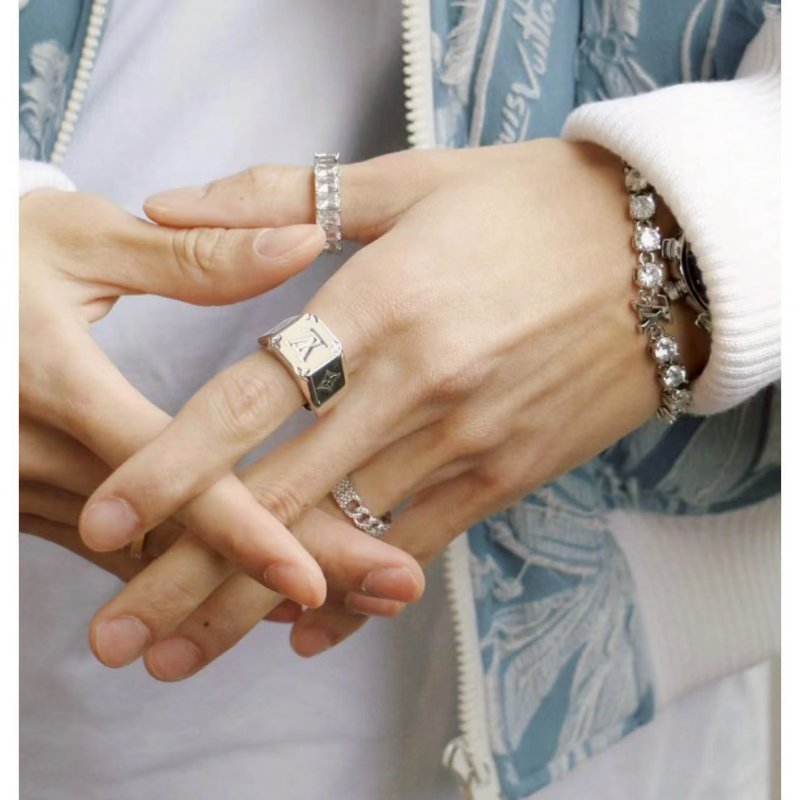 Louis Vuitton Monogram Signet Ring 金色印章戒指-1
