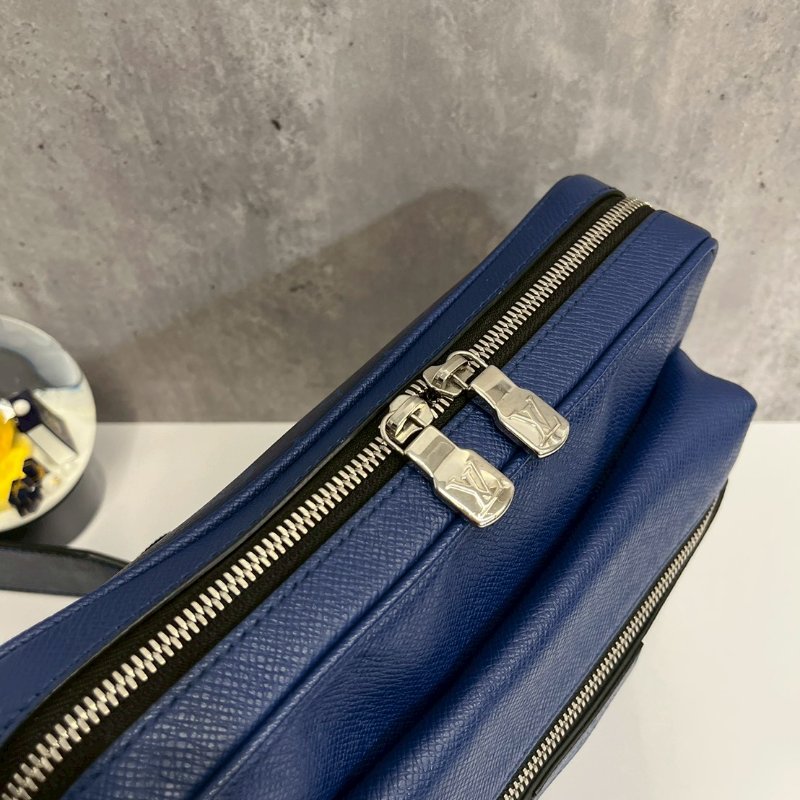Louis Vuitton M30242 outdoor Monogram 藍色老花拼皮郵差包-16