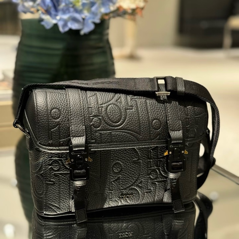DIOR黑色牛皮Hit the Road下蓋釦式郵差包1ESPO333LLG-1