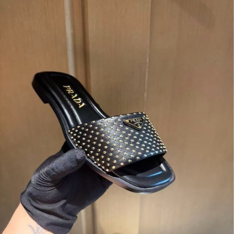 Prada 金屬釘裝飾三角標 拖鞋