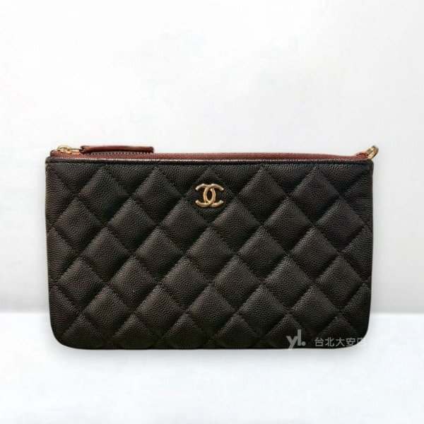 B6329-CHANEL 黑色荔枝牛皮金釦一字拉鍊小型手拿包AP1071-0