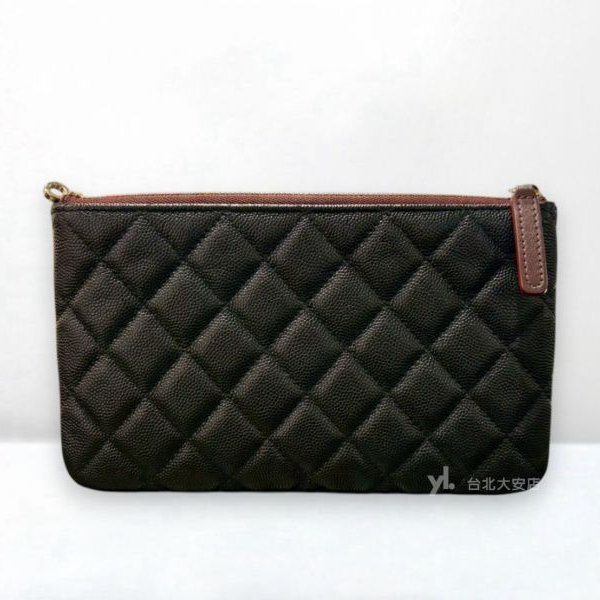 B6329-CHANEL 黑色荔枝牛皮金釦一字拉鍊小型手拿包AP1071-1