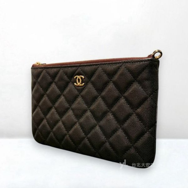 B6329-CHANEL 黑色荔枝牛皮金釦一字拉鍊小型手拿包AP1071-2