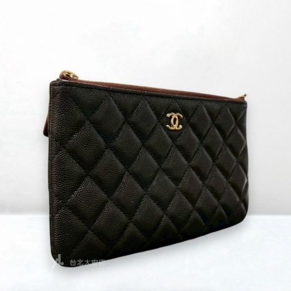 B6329-CHANEL 黑色荔枝牛皮金釦一字拉鍊小型手拿包AP1071-3