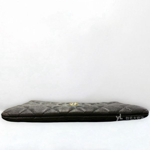 B6329-CHANEL 黑色荔枝牛皮金釦一字拉鍊小型手拿包AP1071-4