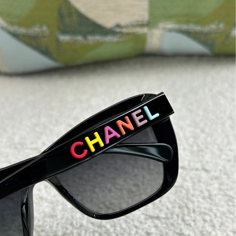 甜售近全新香奈兒Chanel爆款彩色糖果字母太陽眼鏡         黑框墨鏡