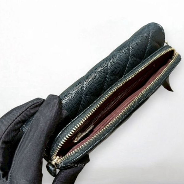 A12456-CHANEL 黑色荔枝皮金釦二合一手機鏈包AP2096-6