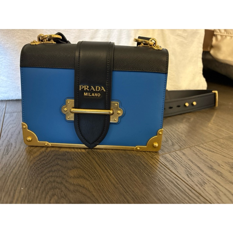 市售價89000  正品PRADA 雙色牛皮掀蓋斜背包(黑/藍色)-2