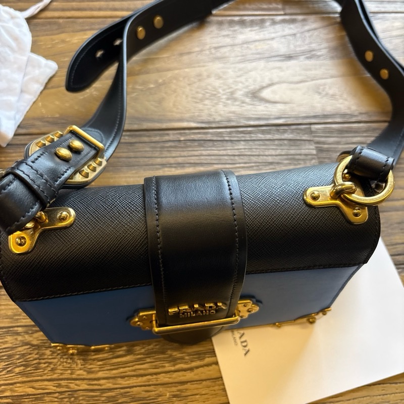 市售價89000  正品PRADA 雙色牛皮掀蓋斜背包(黑/藍色)-4
