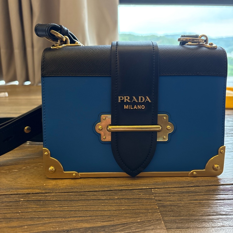 市售價89000  正品PRADA 雙色牛皮掀蓋斜背包(黑/藍色)-6