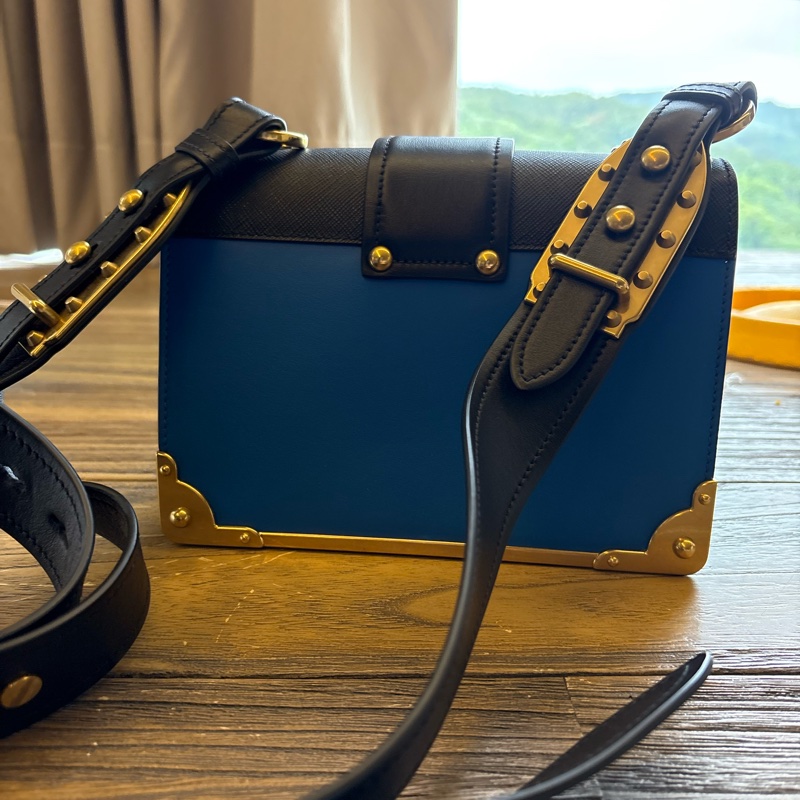市售價89000  正品PRADA 雙色牛皮掀蓋斜背包(黑/藍色)-7