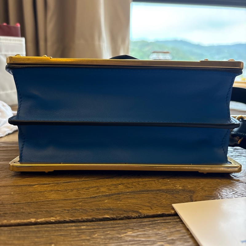 市售價89000  正品PRADA 雙色牛皮掀蓋斜背包(黑/藍色)-8