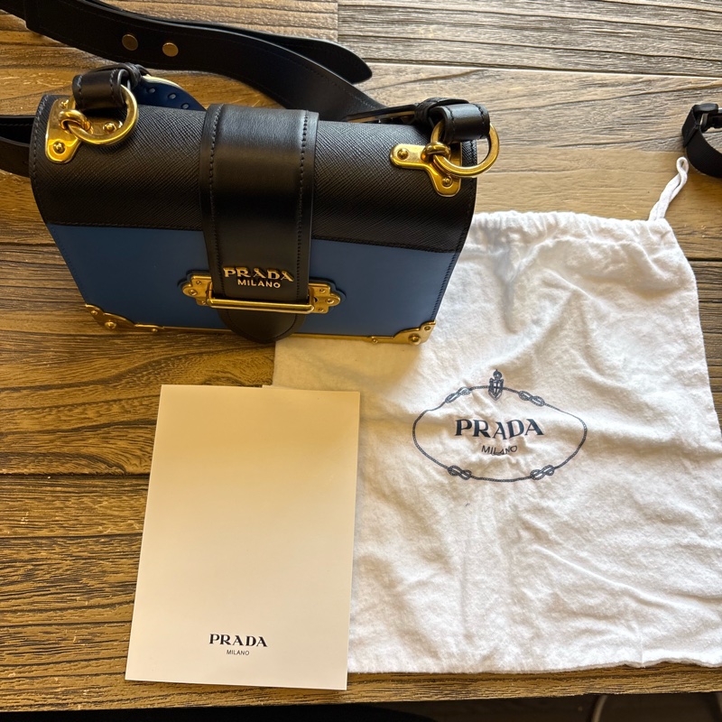 市售價89000  正品PRADA 雙色牛皮掀蓋斜背包(黑/藍色)-12
