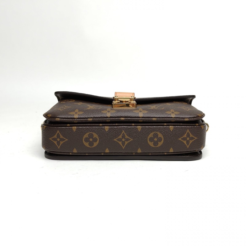 LOUIS VUITTON EastWest橫版郵差包老花PVC金扣晶片-3