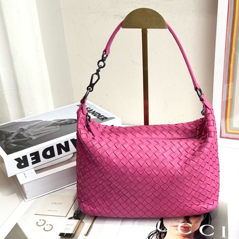 Bottega Veneta 葆蝶家 編織飯盒包 底長26。