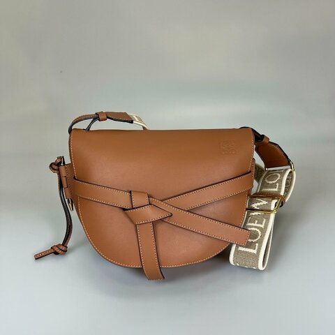 LOEWE 012242 棕皮革寬背帶GATE側肩包 小號
